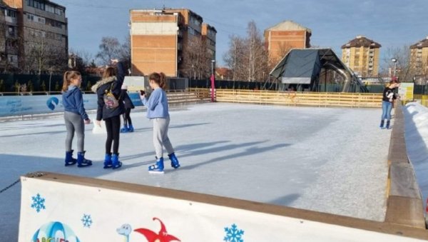 ПРОВОД ПОРЕД ДИНОСАУРУСА: Новогодишња чаролија у Крушевцу, почиње да ради и клизалиште клизаче ПРОВОД ПОРЕД ДИНОСАУРУСА: Новогодишња чаролија у Крушевцу, почиње да ради и клизалиште клизаче
