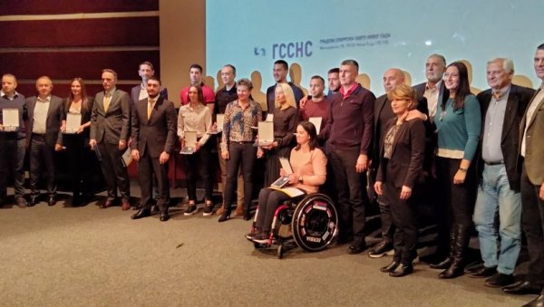 МИЛЕНКО СЕБИЋ УЗ ИВАНУ ВУЛЕТУ: Проглашени најбољи спортисти Новог Сада у години на измаку МИЛЕНКО СЕБИЋ УЗ ИВАНУ ВУЛЕТУ: Проглашени најбољи спортисти Новог Сада у години на измаку
