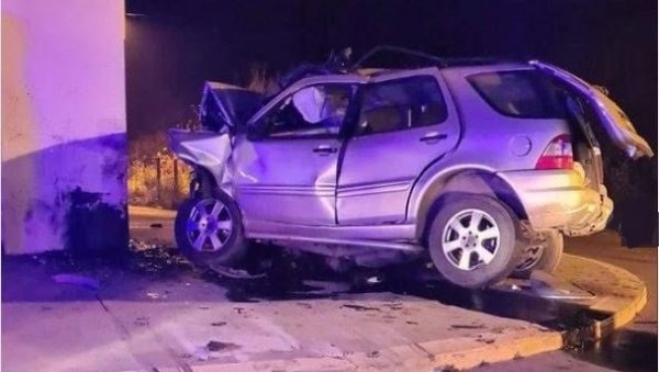 ВОЗАЧ МЕРЦЕДЕСА ПОГИНУО НА МЕСТУ: Тешка саобраћајна несрећа код Шимановаца (ФОТО/ВИДЕО) ВОЗАЧ МЕРЦЕДЕСА ПОГИНУО НА МЕСТУ: Тешка саобраћајна несрећа код Шимановаца (ФОТО/ВИДЕО)