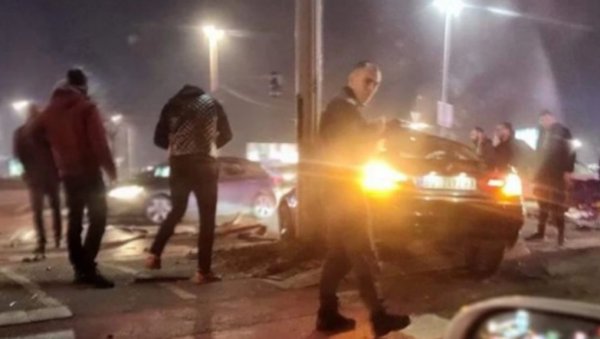 ВАТРОГАСЦИ СЕКЛИ АУТОМОБИЛ: Тешка саобраћајна несрећа код Бранковог моста ВАТРОГАСЦИ СЕКЛИ АУТОМОБИЛ: Тешка саобраћајна несрећа код Бранковог моста