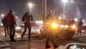 ВАТРОГАСЦИ СЕКЛИ АУТОМОБИЛ: Тешка саобраћајна несрећа код Бранковог моста ВАТРОГАСЦИ СЕКЛИ АУТОМОБИЛ: Тешка саобраћајна несрећа код Бранковог моста