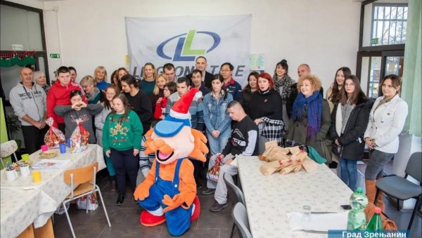 НОВОГОДИШЊИ ПАКЕТИЋИ ЗА ДЕЦУ ИЗ НАШЕ ПРИЧЕ: У Зрењанину обрадовали малишане са посебним потребама (ФОТО) НОВОГОДИШЊИ ПАКЕТИЋИ ЗА ДЕЦУ ИЗ НАШЕ ПРИЧЕ: У Зрењанину обрадовали малишане са посебним потребама (ФОТО)