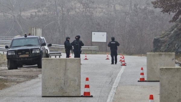 ПОЛИЦИЈА ЛАЖНЕ ДРЖАВЕ ОЈАЧАВА БАРИКАДЕ: Покрет Куртијевих специјалаца пред велики протест у Рудару (ФОТО) ПОЛИЦИЈА ЛАЖНЕ ДРЖАВЕ ОЈАЧАВА БАРИКАДЕ: Покрет Куртијевих специјалаца пред велики протест у Рудару (ФОТО)