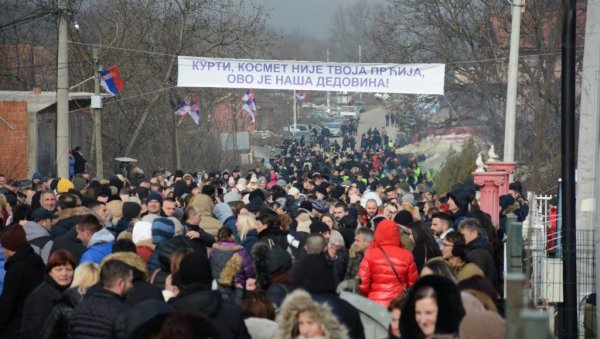СРПСКИ ПРКОС: Упркос свему, Срби се у огромном броју окупљају код Крста СРПСКИ ПРКОС: Упркос свему, Срби се у огромном броју окупљају код Крста