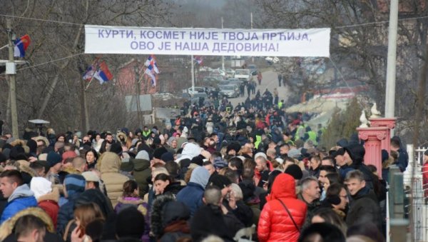 КУРТИ, КОСМЕТ НИЈЕ ТВОЈА ПРЋИЈА, ОВО ЈЕ НАША ДЕДОВИНА: Срби развили транспарент у Рудару (ФОТО)