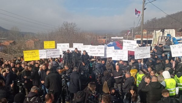 ДЕЦУ НИСАМ РАЂАЛА ЗА КУРТИЈЕВ СНАЈПЕР: Срби послали моћне поруке - Вијорe се заставe, носе се транспаренти у Рудару (ФОТО) ДЕЦУ НИСАМ РАЂАЛА ЗА КУРТИЈЕВ СНАЈПЕР: Срби послали моћне поруке - Вијорe се заставe, носе се транспаренти у Рудару (ФОТО)
