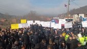 ДЕЦУ НИСАМ РАЂАЛА ЗА КУРТИЈЕВ СНАЈПЕР: Срби послали моћне поруке - Вијорe се заставe, носе се транспаренти у Рудару (ФОТО)