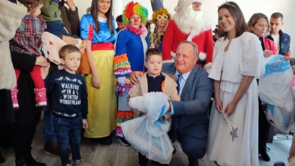 ЗНАК ПАЖЊЕ ЗА НАЈМЛАЂЕ: Завршена акција подела новогодишњих пакетића ЗНАК ПАЖЊЕ ЗА НАЈМЛАЂЕ: Завршена акција подела новогодишњих пакетића
