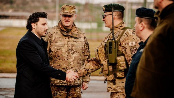 НАГРАДА СВИМ ВОЈНИЦИМА: Премијер Абазовић после показне вежбе саопштио лепе вести за припаднике Војске Црне Горе (ФОТО) НАГРАДА СВИМ ВОЈНИЦИМА: Премијер Абазовић после показне вежбе саопштио лепе вести за припаднике Војске Црне Горе (ФОТО)