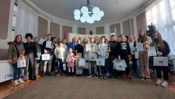 ТРАДИЦИЈА СПОРТСКОГ САВЕЗА: Уручене награде најбољим спортистима Лесковца ТРАДИЦИЈА СПОРТСКОГ САВЕЗА: Уручене награде најбољим спортистима Лесковца