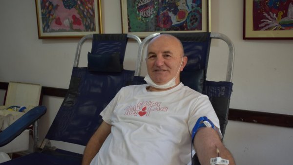 РЕКОРДЕР ХУМАНОСТИ: Захваљујући Слободану из Кикинде, крв је добило бар 500 људи (ФОТО) РЕКОРДЕР ХУМАНОСТИ: Захваљујући Слободану из Кикинде, крв је добило бар 500 људи (ФОТО)