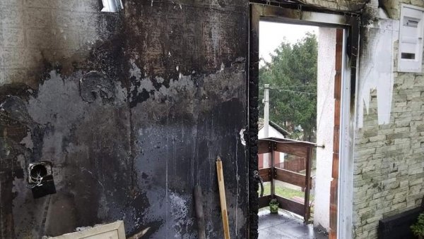 ВАТРА ПРОГУТАЛА СВЕ: Породица Бацкић остала без крова над главом, Смедеревци прискачу у помоћ (ФОТО) ВАТРА ПРОГУТАЛА СВЕ: Породица Бацкић остала без крова над главом, Смедеревци прискачу у помоћ (ФОТО)