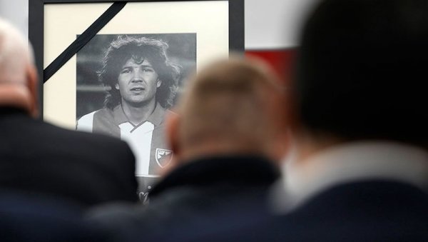 ЗНА СЕ ДА ЋЕ ЗВЕЗДА ДА ОСВОЈИ ТИТУЛУ: Михин бивши саиграч најавио спектакл у суботу и открио каква се једино фудбалска борба води у Србији ЗНА СЕ ДА ЋЕ ЗВЕЗДА ДА ОСВОЈИ ТИТУЛУ: Михин бивши саиграч најавио спектакл у суботу и открио каква се једино фудбалска борба води у Србији