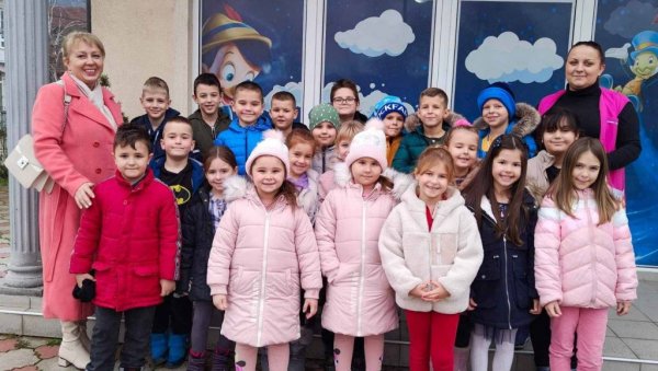 УЧЕЊЕ КРОЗ ДРУЖЕЊЕ: Ђаци - прваци у посети Дечјем клубу у УГљевику УЧЕЊЕ КРОЗ ДРУЖЕЊЕ: Ђаци - прваци у посети Дечјем клубу у УГљевику