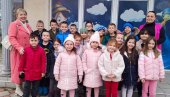 УЧЕЊЕ КРОЗ ДРУЖЕЊЕ: Ђаци - прваци у посети Дечјем клубу у УГљевику УЧЕЊЕ КРОЗ ДРУЖЕЊЕ: Ђаци - прваци у посети Дечјем клубу у УГљевику