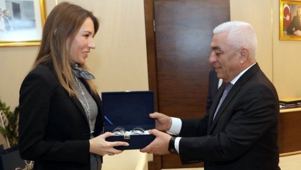 ШОЉЕ КАО СИГНАЛ: Дубравка Ђедовић је добила традиционални поклон током посете Азербејџану