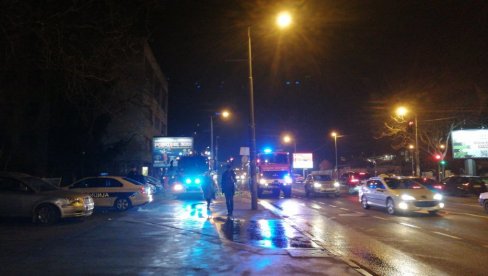 АУТОМОБИЛ СЕ ПРЕТВОРИО У БУКТИЊУ: Пламен гута возило на Новом Београду, ватрогасци на лицу места (ВИДЕО) АУТОМОБИЛ СЕ ПРЕТВОРИО У БУКТИЊУ: Пламен гута возило на Новом Београду, ватрогасци на лицу места (ВИДЕО)
