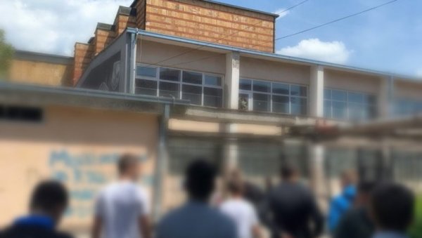 СУТРА САСЛУШАЊЕ УЧЕНИКА КОЈИ ЈЕ СНИМИО ИНЦИДЕНТ У ТЕХНИЧКОЈ ШКОЛИ: Исписан још један ђак из истог одељења СУТРА САСЛУШАЊЕ УЧЕНИКА КОЈИ ЈЕ СНИМИО ИНЦИДЕНТ У ТЕХНИЧКОЈ ШКОЛИ: Исписан још један ђак из истог одељења