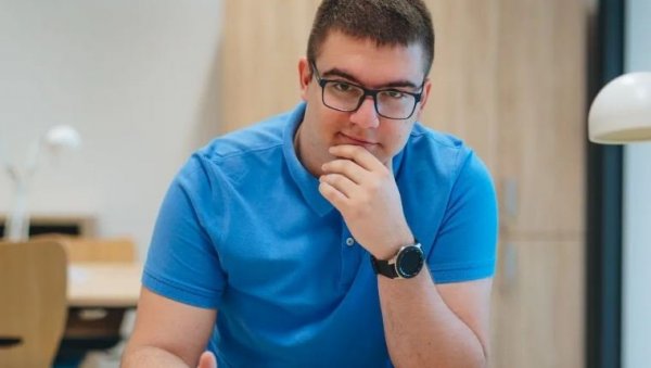 ШТРЕБЕРИ НА ОКУПУ: Необичан дочек Нове године у кругу некадашње Електронске индустрије у Нишу ШТРЕБЕРИ НА ОКУПУ: Необичан дочек Нове године у кругу некадашње Електронске индустрије у Нишу