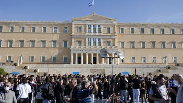 БОМБА У ЦЕНТРУ АТИНЕ: Експлозија у близини министарства БОМБА У ЦЕНТРУ АТИНЕ: Експлозија у близини министарства