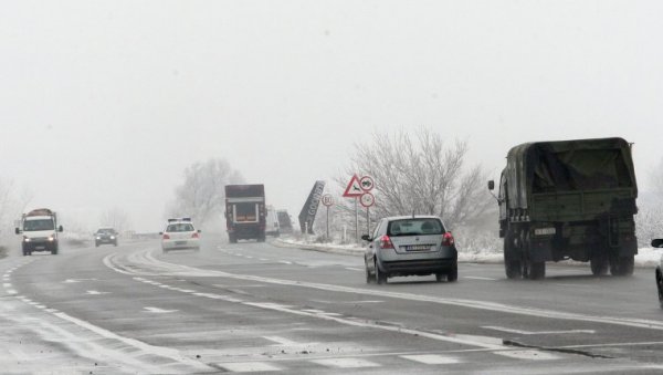 ВОЗАЧИ, ОПРЕЗ: Снег, магла и поледица на појединим путним правцима у Србији ВОЗАЧИ, ОПРЕЗ: Снег, магла и поледица на појединим путним правцима у Србији