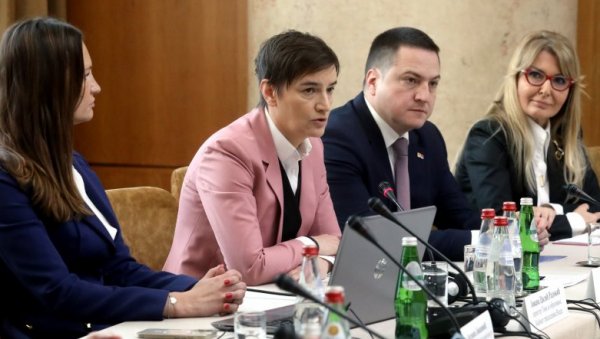 ПРЕМИЈЕРКА САОПШТИЛА СЈАЈНЕ ВЕСТИ: Извоз ИТ услуга за првих 10 месеци већи од две милијарде евра ПРЕМИЈЕРКА САОПШТИЛА СЈАЈНЕ ВЕСТИ: Извоз ИТ услуга за првих 10 месеци већи од две милијарде евра
