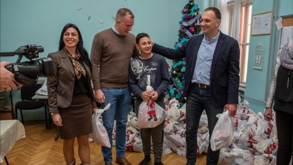 У СУРЕТ ПРАЗНИЦИМА: Челници Зрењанина новогодишњим пакетићима обрадовали ученике Основне и средње школе „9. мај“ У СУРЕТ ПРАЗНИЦИМА: Челници Зрењанина новогодишњим пакетићима обрадовали ученике Основне и средње школе „9. мај“