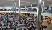АМЕРИКА НУДИ РАДНИЦИМА АЕРОДРОМА: Брига о деци, бесплатни ајфони и кола АМЕРИКА НУДИ РАДНИЦИМА АЕРОДРОМА: Брига о деци, бесплатни ајфони и кола