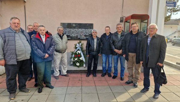 ОДАТА ПОЧАСТ РОДОЉУБИМА: Сећање на хероје - њих 54 мучки је стрељано крај Велике Мораве (ФОТО) ОДАТА ПОЧАСТ РОДОЉУБИМА: Сећање на хероје - њих 54 мучки је стрељано крај Велике Мораве (ФОТО)