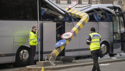 PRVE FOTOGRAFIJE NESREĆE U RUMUNIJI: Zarobljeni putnici u autobusu, jedna osoba poginula (FOTO) PRVE FOTOGRAFIJE NESREĆE U RUMUNIJI: Zarobljeni putnici u autobusu, jedna osoba poginula (FOTO)