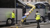 PRVE FOTOGRAFIJE NESREĆE U RUMUNIJI: Zarobljeni putnici u autobusu, jedna osoba poginula (FOTO)