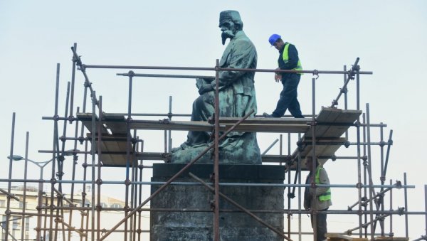 ВУК СТИЖЕ ВЕЋ У ПОНЕДЕЉАК: Завод- Скулптура, као и ливена слова опрани споља и изнутра ВУК СТИЖЕ ВЕЋ У ПОНЕДЕЉАК: Завод- Скулптура, као и ливена слова опрани споља и изнутра