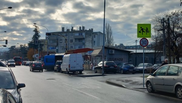СМИРУЈУ САОБРАћАЈ КОД ПИЈАЦЕ: Сигнализација у Браће Јерковић завршава се тек годину после обнове СМИРУЈУ САОБРАћАЈ КОД ПИЈАЦЕ: Сигнализација у Браће Јерковић завршава се тек годину после обнове