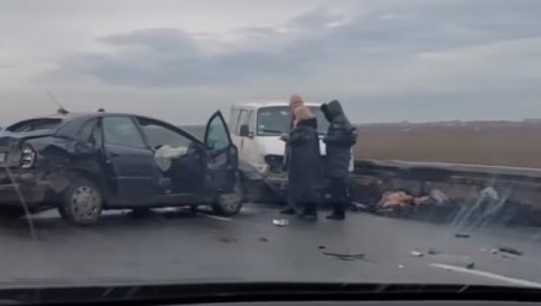 САОБРАЋАЈНА НЕСРЕЋА У БОРЧИ: Слупали се аутомобил и комби, насред пута откинута приколица САОБРАЋАЈНА НЕСРЕЋА У БОРЧИ: Слупали се аутомобил и комби, насред пута откинута приколица