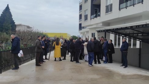 U BARU PROTESTOVALI PENZIONERI: Platili stanove, a na useljenje čekaju 12 meseci (FOTO) U BARU PROTESTOVALI PENZIONERI: Platili stanove, a na useljenje čekaju 12 meseci (FOTO)