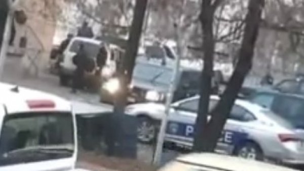Кфор и Еулекс довели Куртијеве Росу специјалце са снајпером у Лепосавић! (ВИДЕО) Кфор и Еулекс довели Куртијеве Росу специјалце са снајпером у Лепосавић! (ВИДЕО)