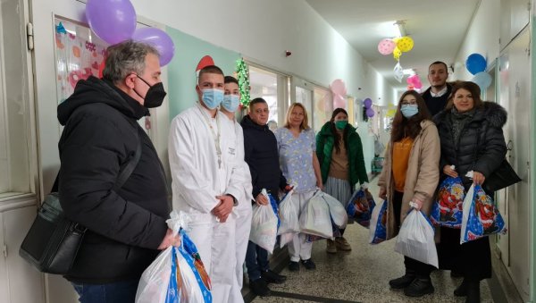 ПОКЛОНИ ЗА ДЕЦУ И МАЈКЕ: Најмлађи Врањанци на Материце обрадовали хоспитализоване у здравственом центру ПОКЛОНИ ЗА ДЕЦУ И МАЈКЕ: Најмлађи Врањанци на Материце обрадовали хоспитализоване у здравственом центру