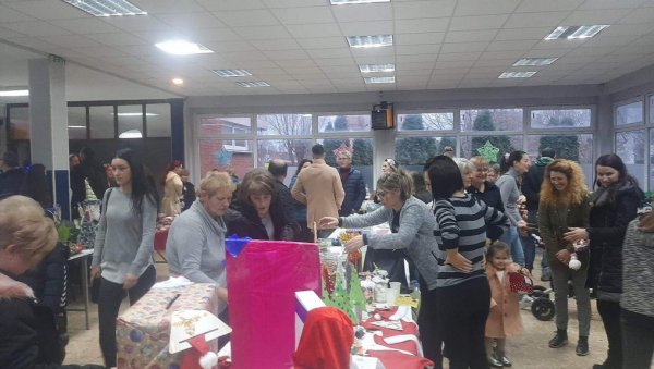ПРИКУПИЛИ ВИШЕ ОД 220 ХИЉАДА ДИНАРА: Уз помоћ Базара, клинци у Лукићеву добијају спортску дворану (ФОТО) ПРИКУПИЛИ ВИШЕ ОД 220 ХИЉАДА ДИНАРА: Уз помоћ Базара, клинци у Лукићеву добијају спортску дворану (ФОТО)