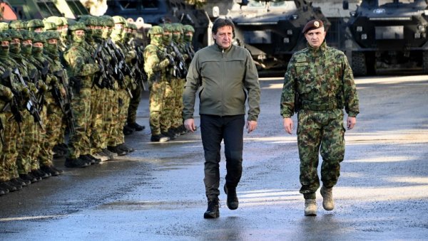 МИНИСТАР ГАШИЋ НА КОПАОНИКУ: Док је наше војске и полиције, нема места за бригу (ФОТО) МИНИСТАР ГАШИЋ НА КОПАОНИКУ: Док је наше војске и полиције, нема места за бригу (ФОТО)