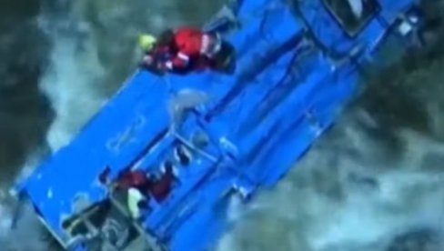 AUTOBUS SLETEO U REKU: Najmanje 23 osobe poginule AUTOBUS SLETEO U REKU: Najmanje 23 osobe poginule