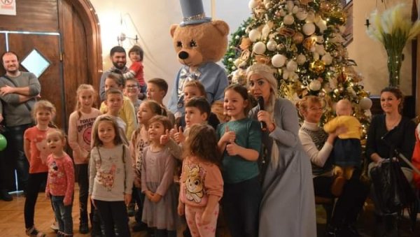 ДЕДА МРАЗОВО НОВОГОДИШЊЕ СЕЛО У ДВОРЦУ НОЈХАУЗЕН: Међународна манифестација за најмлађе у Српској Црњи (ФОТО) ДЕДА МРАЗОВО НОВОГОДИШЊЕ СЕЛО У ДВОРЦУ НОЈХАУЗЕН: Међународна манифестација за најмлађе у Српској Црњи (ФОТО)
