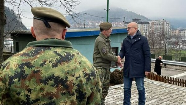 МИНИСТАР ВУЧЕВИЋ СТИГАО У РАШКУ: Са старешинама Војске Србије о актуелној безбедносној ситуацији (ФОТО) МИНИСТАР ВУЧЕВИЋ СТИГАО У РАШКУ: Са старешинама Војске Србије о актуелној безбедносној ситуацији (ФОТО)