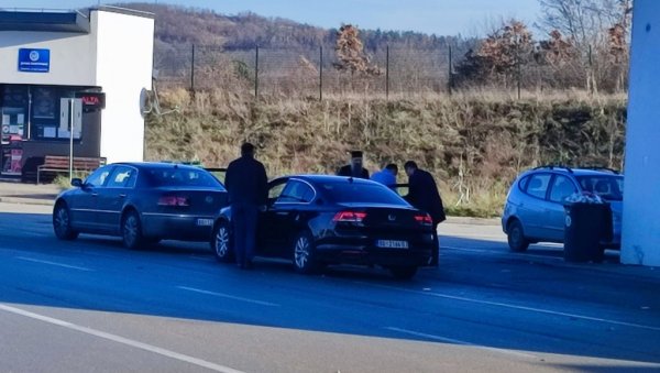 СКАНДАЛ! Косовска полиција на Мердару забранила улазак на КиМ патријарху Порфирију (ФОТО/ВИДЕО) СКАНДАЛ! Косовска полиција на Мердару забранила улазак на КиМ патријарху Порфирију (ФОТО/ВИДЕО)