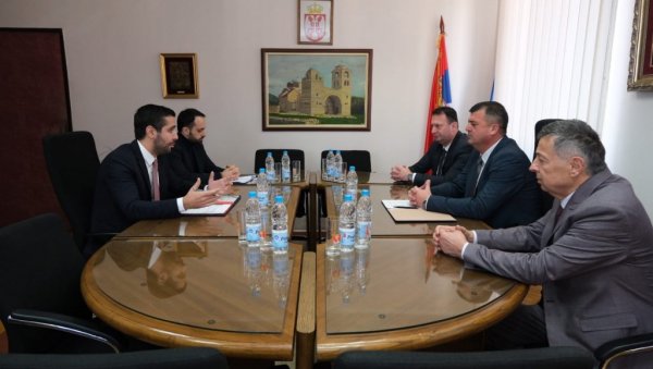 МОМИРОВИЋ ОБИШАО ФАБРИКУ ПРОЛОМ ВОДЕ: То је бренд Србије, не само топличког округа (ФОТО) МОМИРОВИЋ ОБИШАО ФАБРИКУ ПРОЛОМ ВОДЕ: То је бренд Србије, не само топличког округа (ФОТО)