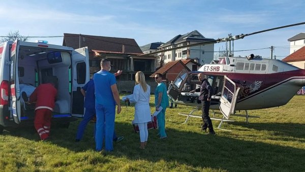 ПРВИ ТРАНСПОРТ ХЕЛИКОПТЕРОМ У БИЈЕЉИНСКУ БОЛНИЦУ: У Свете врачеве из Требиња хитно премештен пацијент ПРВИ ТРАНСПОРТ ХЕЛИКОПТЕРОМ У БИЈЕЉИНСКУ БОЛНИЦУ: У Свете врачеве из Требиња хитно премештен пацијент