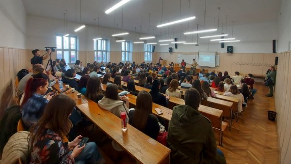 СТУДЕНТИ ЖЕЛЕ СВОЈУ КАРТИЦУ: Већ се пријавило више од 16 хиљада - рок за пријаву неограничен СТУДЕНТИ ЖЕЛЕ СВОЈУ КАРТИЦУ: Већ се пријавило више од 16 хиљада - рок за пријаву неограничен