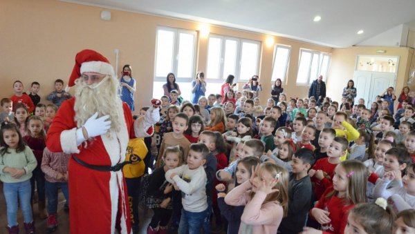 ПАКЕТИЋИ ЗА 1.850 МАЛИШАНА: Јагдински дечаци и девојчице добили новогодишње поклоне (ФОТО) ПАКЕТИЋИ ЗА 1.850 МАЛИШАНА: Јагдински дечаци и девојчице добили новогодишње поклоне (ФОТО)