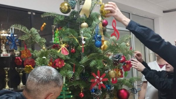 ПРАЗНИЧНИ ДУХ ШИРИ СЕ И МЕЂУ РЕШЕТКАМА: Запослени, осуђеници и пацијенти специјалне болнице у ЦЗ окитили јелку жељама и својим радовима ПРАЗНИЧНИ ДУХ ШИРИ СЕ И МЕЂУ РЕШЕТКАМА: Запослени, осуђеници и пацијенти специјалне болнице у ЦЗ окитили јелку жељама и својим радовима