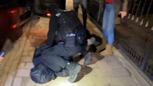ВЛАСТИ У ПРИШТИНИ ХТЕЛЕ ДА НАОРУЖАЈУ АЛБАНСКЕ ЕКСТРЕМИСТЕ: БиА и МУП пресекли ланац кријумчарења оружја на КиМ (ФОТО) ВЛАСТИ У ПРИШТИНИ ХТЕЛЕ ДА НАОРУЖАЈУ АЛБАНСКЕ ЕКСТРЕМИСТЕ: БиА и МУП пресекли ланац кријумчарења оружја на КиМ (ФОТО)