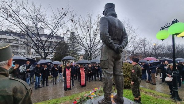 ДВЕ ДЕЦЕНИЈЕ ОД СМРТИ ЈУНАКА СА МАЈЕВИЦЕ: Угљевик не заборавља Манду - великог борца за слободу српског народа (ФОТО) ДВЕ ДЕЦЕНИЈЕ ОД СМРТИ ЈУНАКА СА МАЈЕВИЦЕ: Угљевик не заборавља Манду - великог борца за слободу српског народа (ФОТО)